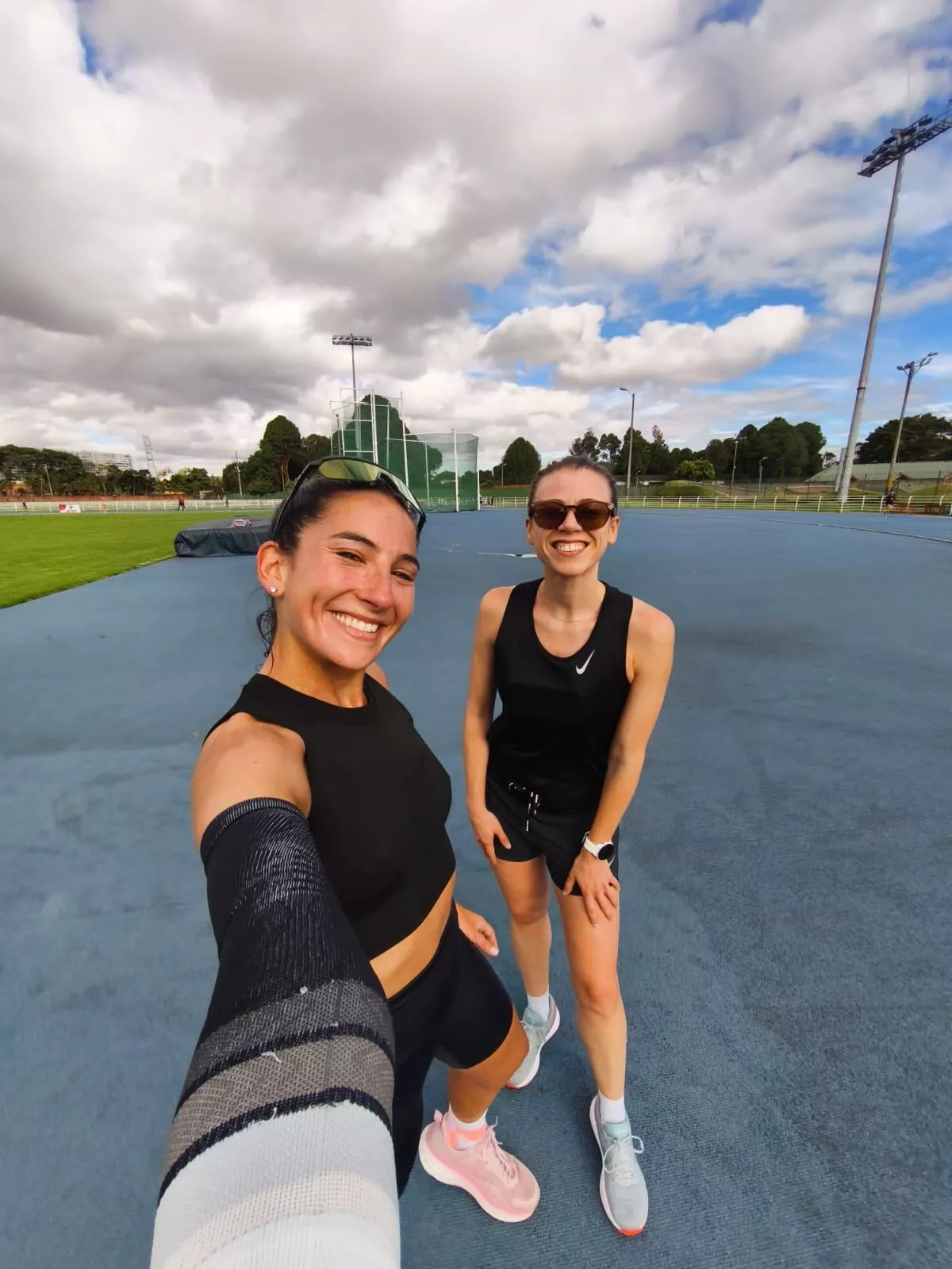 Joana y Carolina, creadoras de Desafío Maratón, en pista de atletismo